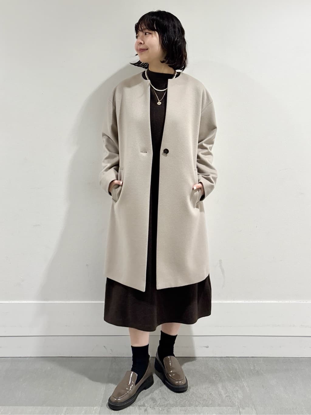 モエカさんの「UNTITLED｜【ロング丈/ゆったりシルエット】テントライン ニットワンピース」を使ったコーディネート