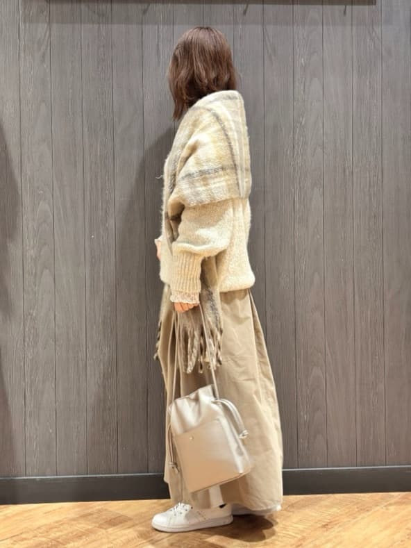 meiさんの「SHOO･LA･RUE｜【洗濯機可/S-LL】上品にキラリと華やぐ スパンコールニット」を使ったコーディネート