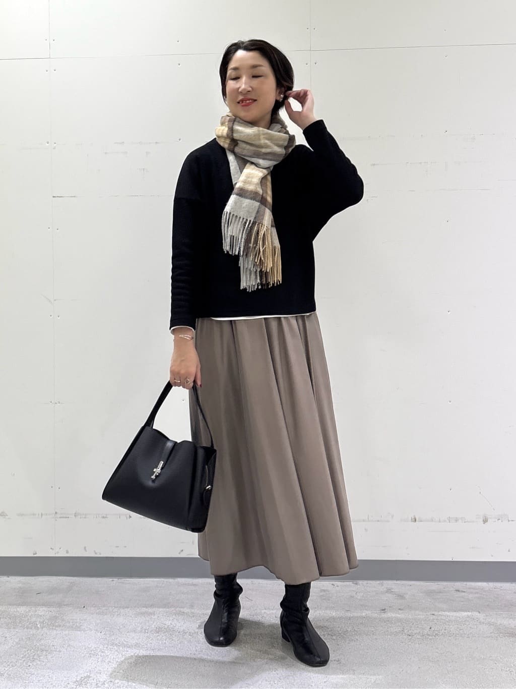 yuriさんの「INDIVI｜レザー調ギャザースカート」を使ったコーディネート