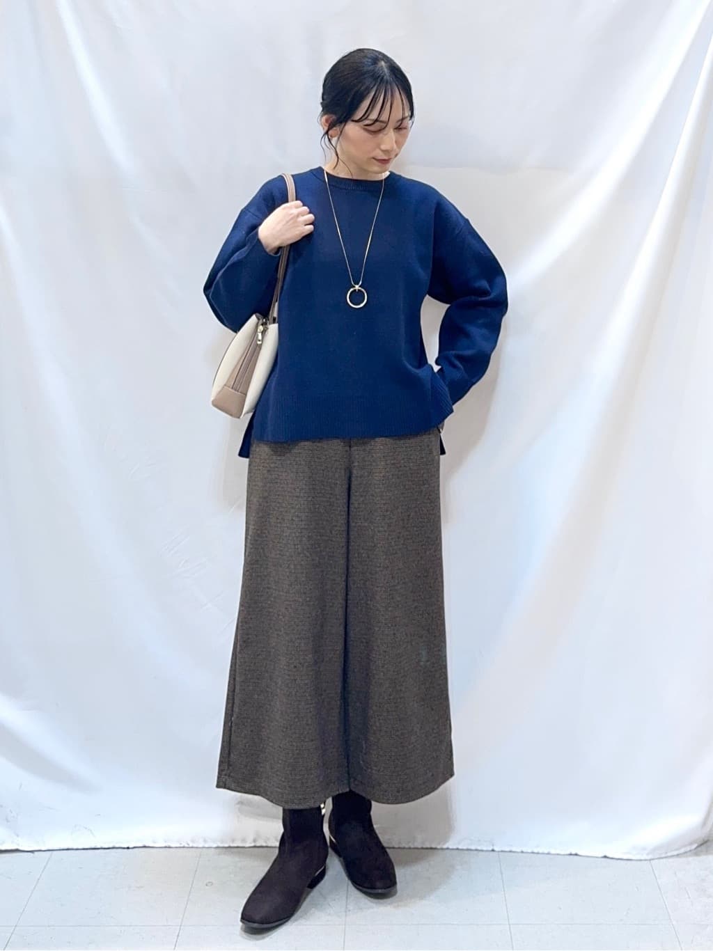 𝐇𝐢𝐫𝐨𝐦𝐢さんの「SHOO･LA･RUE｜【高レビュー】ウエストゴムで穿きやすい　ガウチョパンツ」を使ったコーディネート