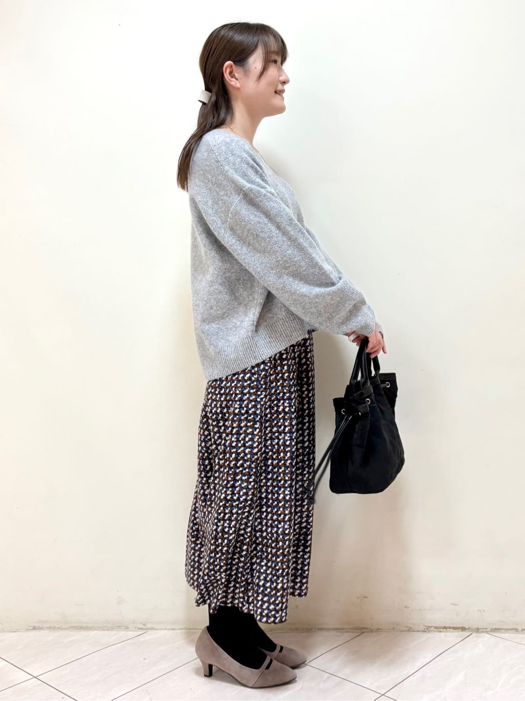 mikiさんの「Reflect｜【選べる5色／ゆったりシルエット】Vネックスパンコールニット」を使ったコーディネート