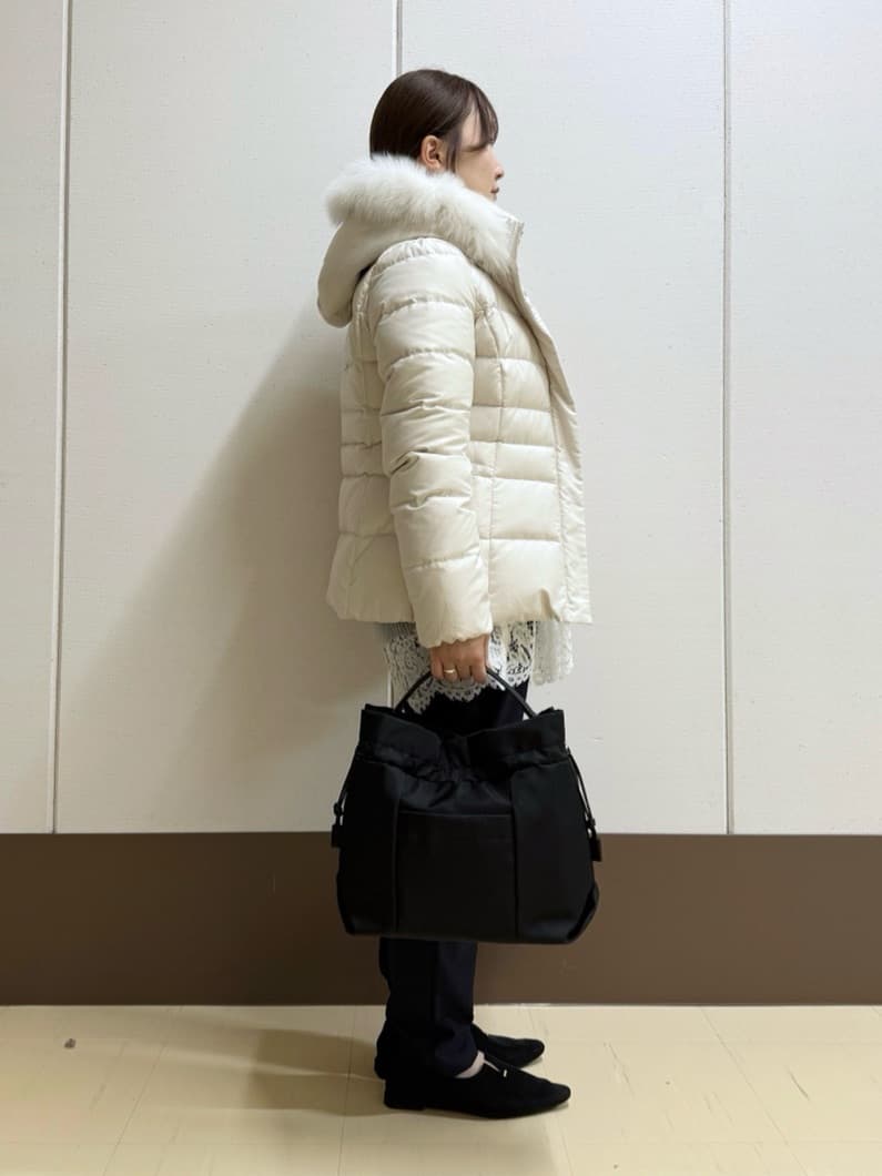 Rikoさんの「INDIVI｜【名品／撥水／抗菌防臭】ショート丈リサイクルダウンコート」を使ったコーディネート