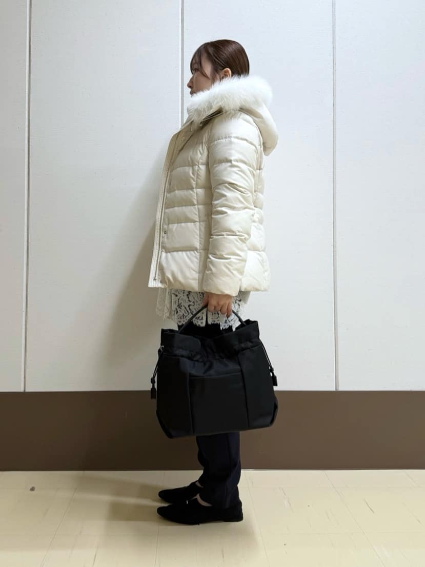 Rikoさんの「INDIVI｜【名品／撥水／抗菌防臭】ショート丈リサイクルダウンコート」を使ったコーディネート
