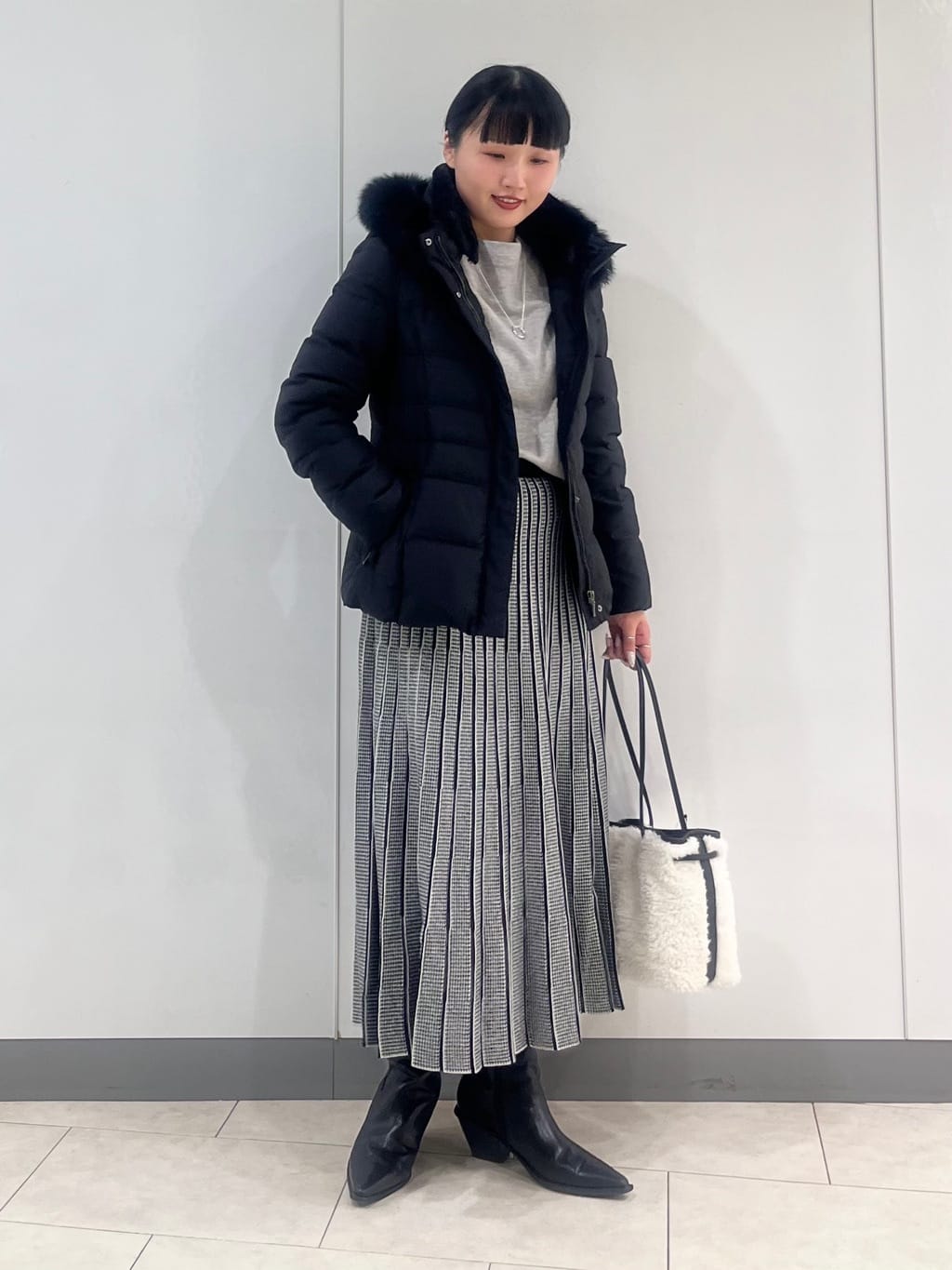 hasuさんの「INDIVI｜【名品／撥水／抗菌防臭】ショート丈リサイクルダウンコート」を使ったコーディネート