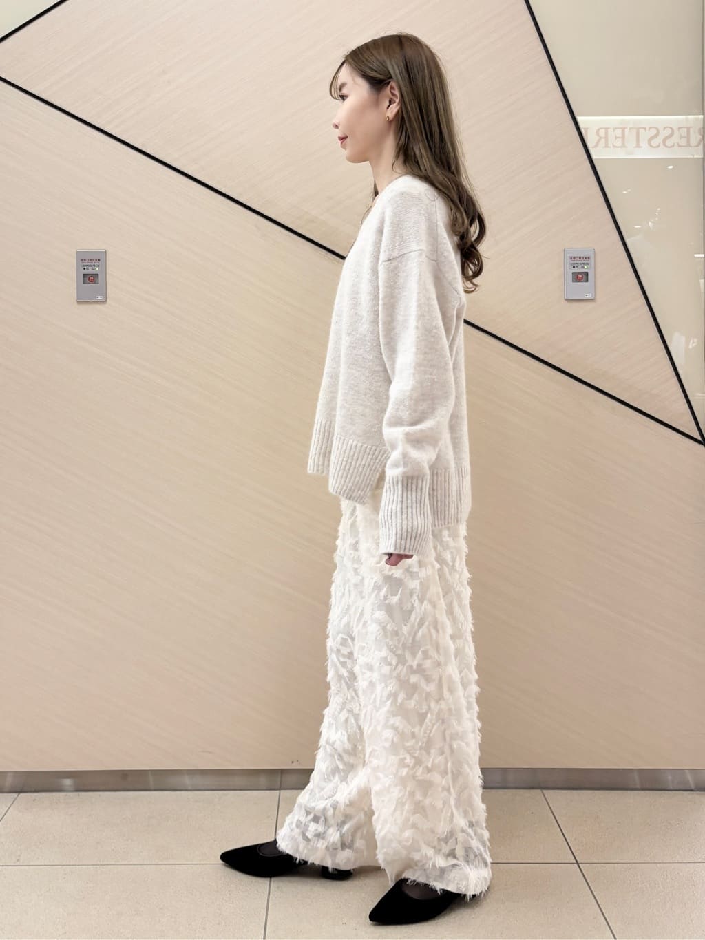 清水夏姫さんの「DRESSTERIOR｜アルパカブレンドVネックニット」を使ったコーディネート