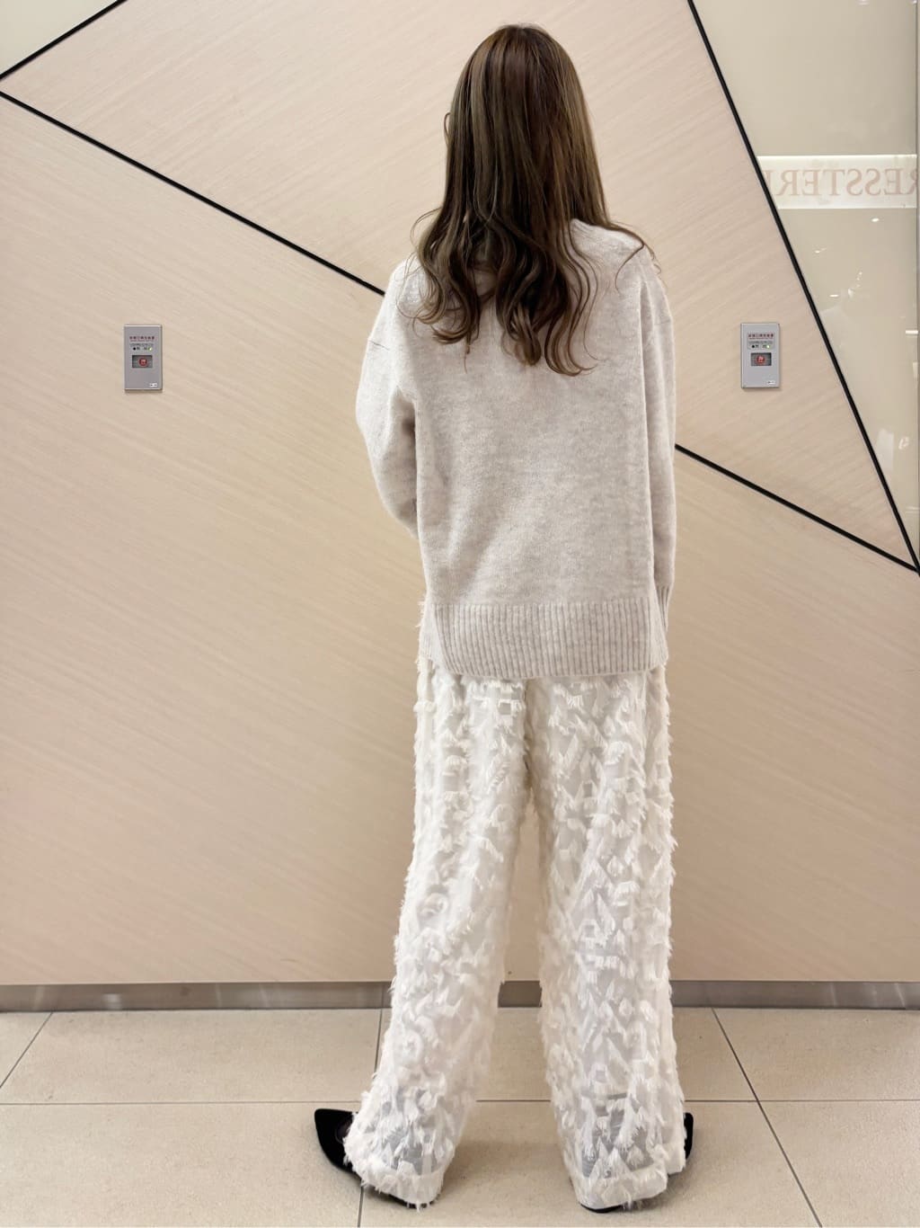 清水夏姫さんの「DRESSTERIOR｜アルパカブレンドVネックニット」を使ったコーディネート