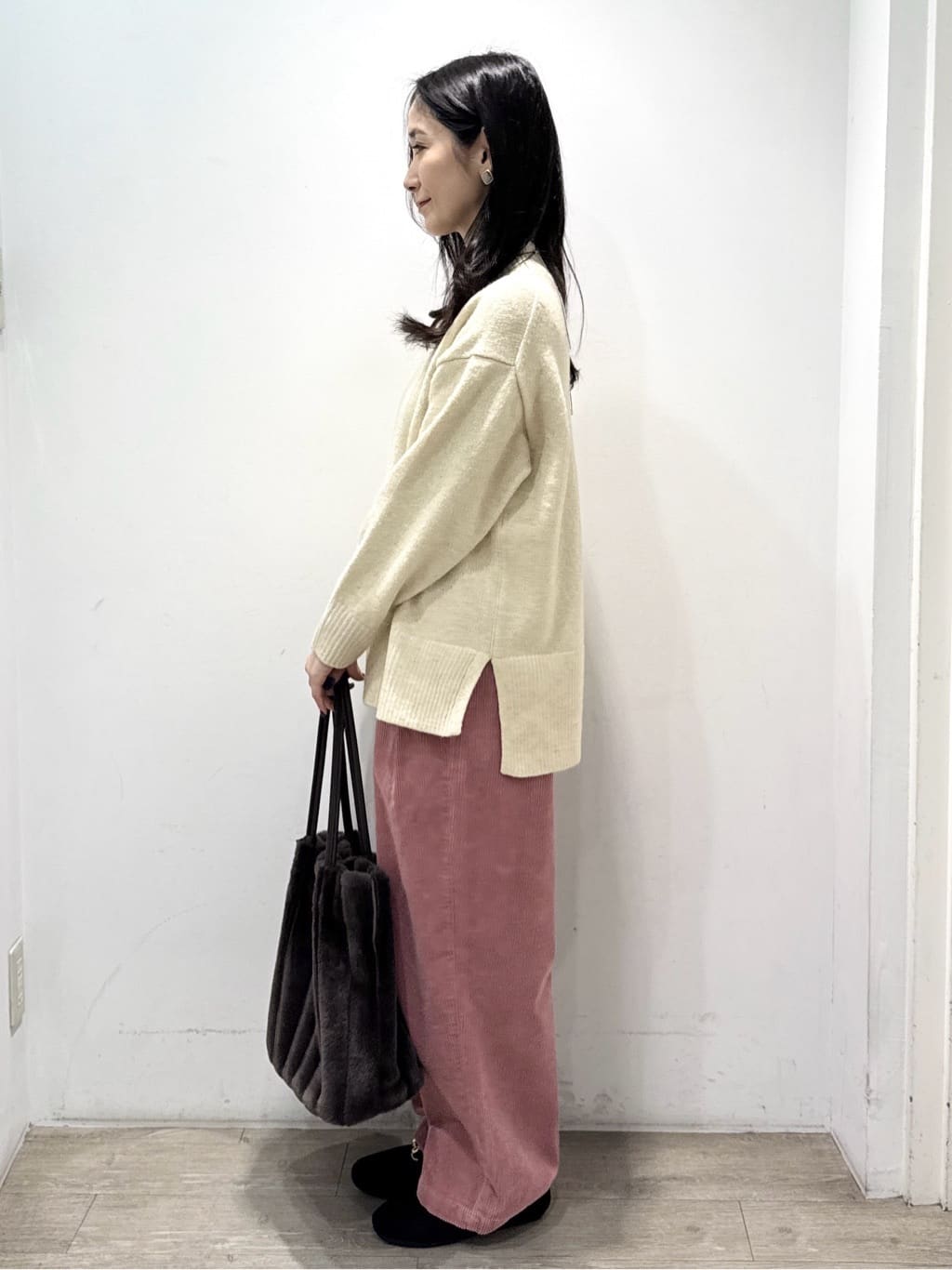 yuicciさんの「OPAQUE.CLIP｜コーデュロイタックワイドパンツ【洗濯機OK】」を使ったコーディネート