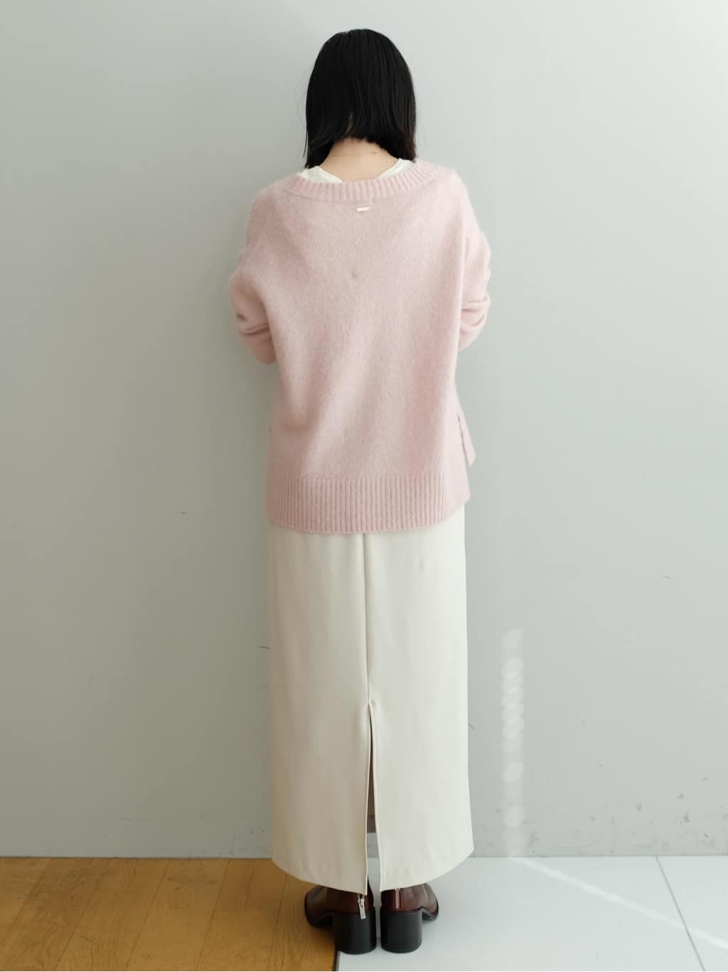 Kishimotoさんの「DRESSTERIOR｜アルパカブレンドVネックニット」を使ったコーディネート