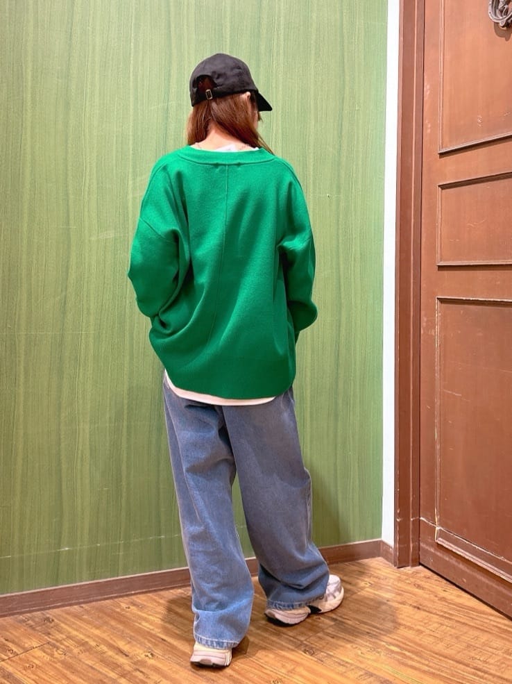 かおりさんの「SHOO･LA･RUE｜【洗える/毛玉レス】表面がきれいなVネックカーディガン」を使ったコーディネート