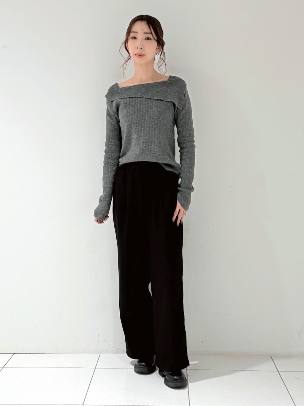 shioriさんの「INDIVI｜【再入荷】アシメオフショルニット」を使ったコーディネート