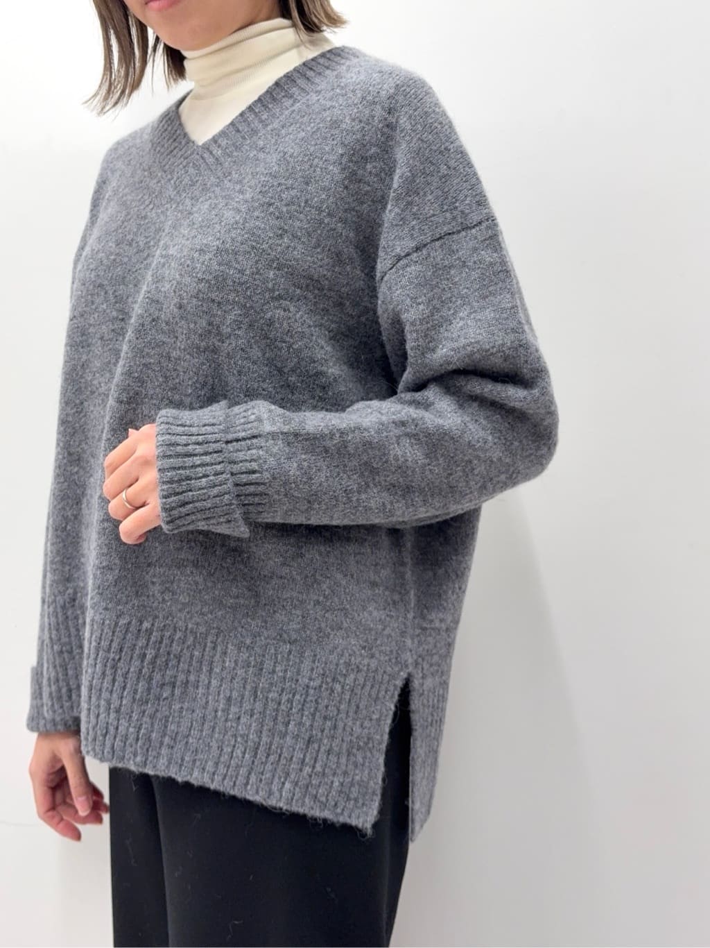Nishijimaさんの「DRESSTERIOR｜【インナー使いに最適/しっとり暖かな吸湿発熱素材】タートルネックプルオーバー」を使ったコーディネート
