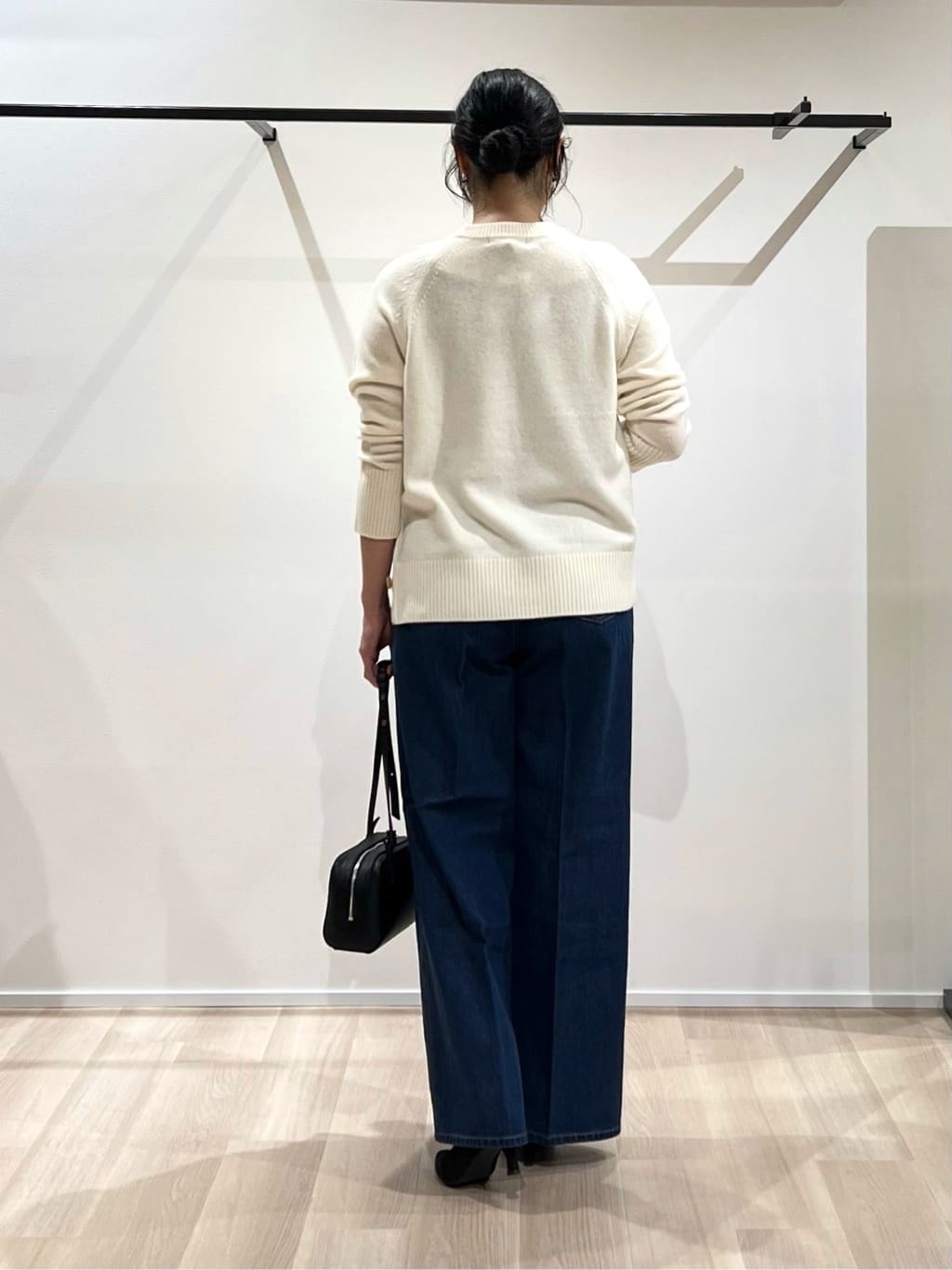 TOMOMIさんの「UNTITLED｜【重ね着もおすすめ/洗える】ウールカシミヤ クルーネックニット」を使ったコーディネート