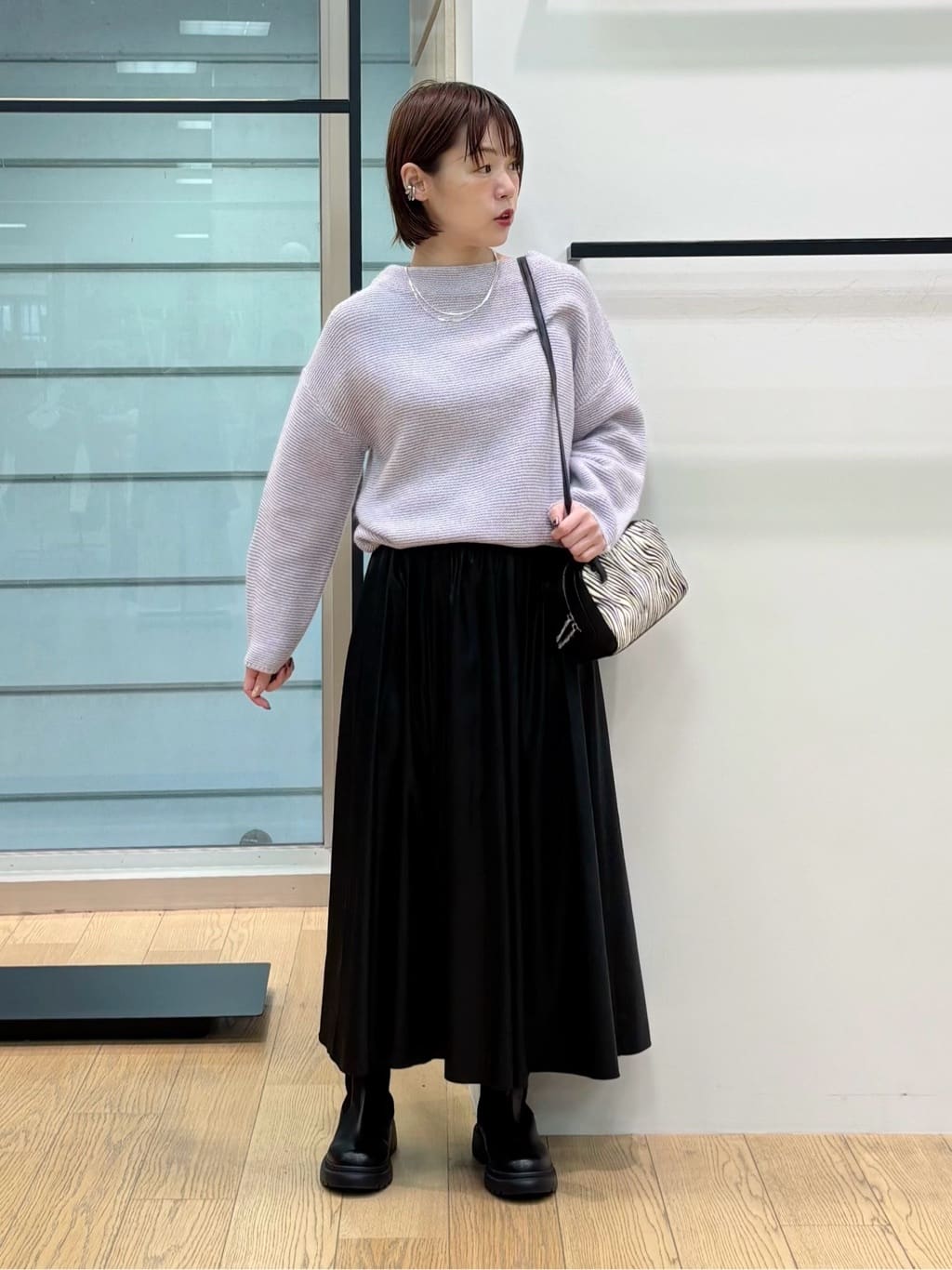 asamiさんの「INDIVI｜レザー調ギャザースカート」を使ったコーディネート