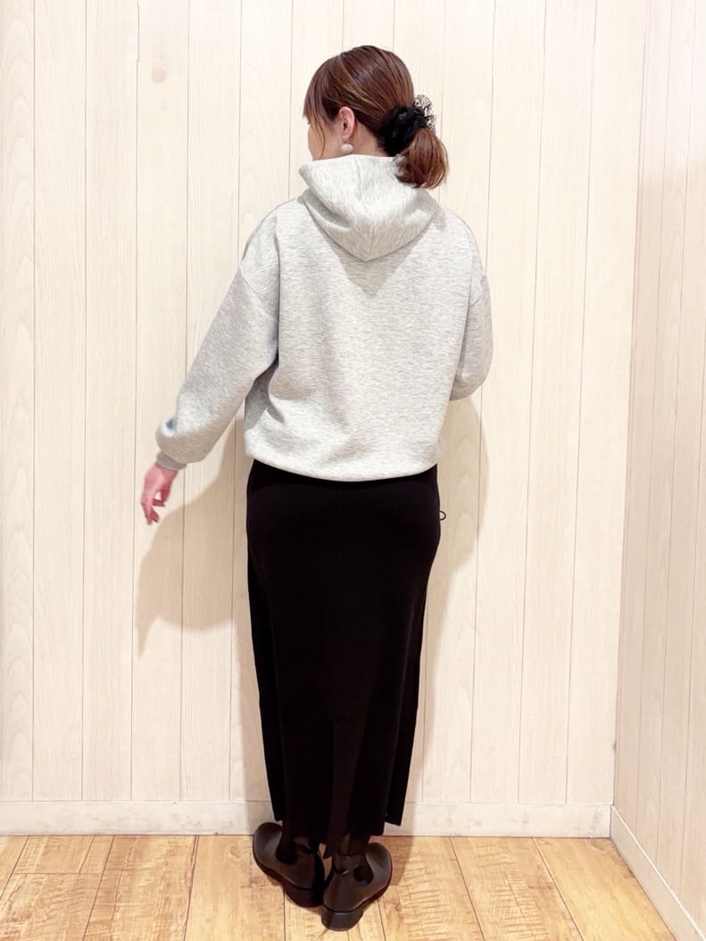 あいこさんの「SHOO･LA･RUE｜【セットアップ可/S-LL/なめらかタッチ】選べる3柄 ロゴ入りプルパーカ」を使ったコーディネート