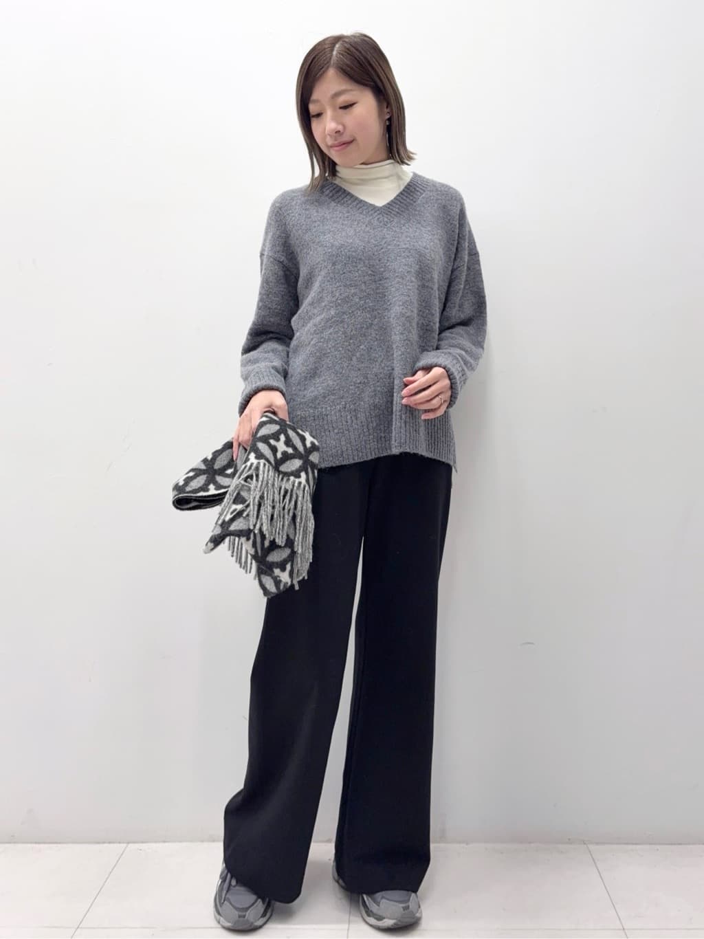Nishijimaさんの「DRESSTERIOR｜【インナー使いに最適/しっとり暖かな吸湿発熱素材】タートルネックプルオーバー」を使ったコーディネート