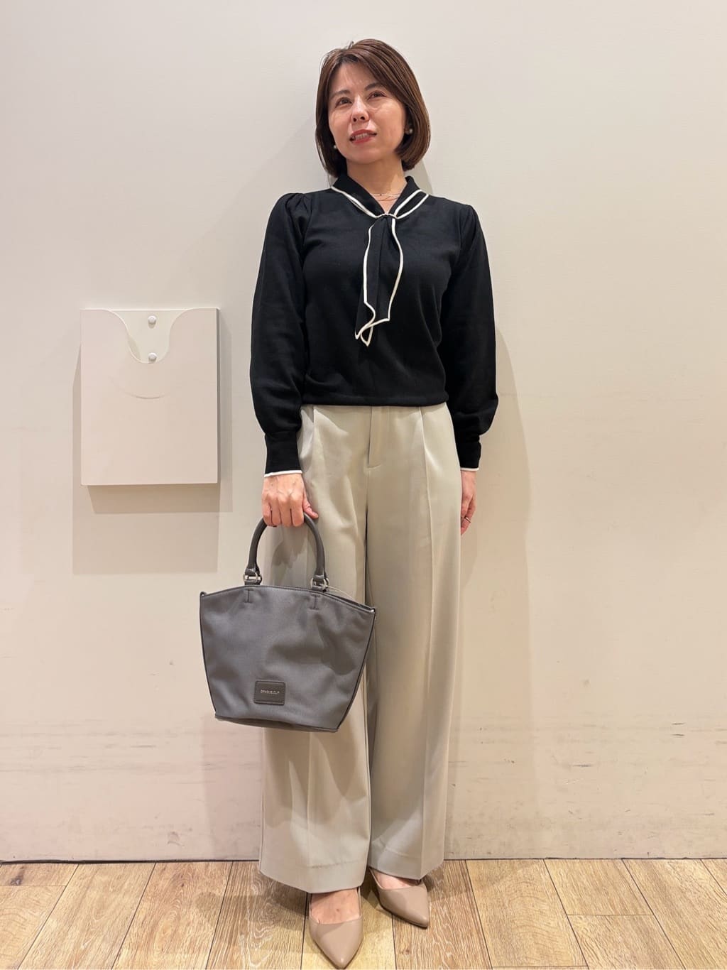 YUKOさんの「index｜ゴールドパーツ付きボウタイニット【洗濯機OK】《10col／XS～LL》」を使ったコーディネート