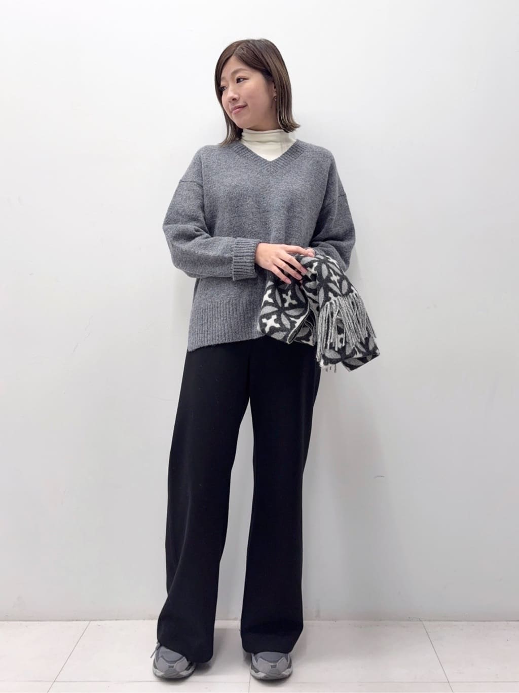 Nishijimaさんの「DRESSTERIOR｜【インナー使いに最適/しっとり暖かな吸湿発熱素材】タートルネックプルオーバー」を使ったコーディネート