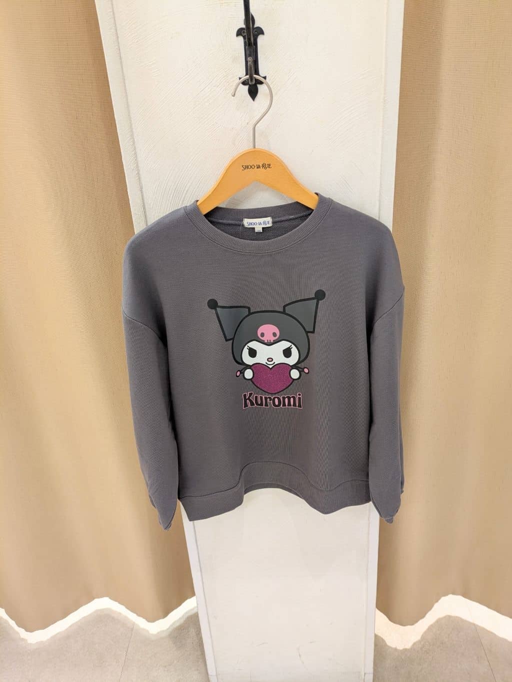 SHIORIさんの「SHOO･LA･RUE｜【サンリオキャラクターズ】ハローキティ＆クロミラメプリントスウェット」を使ったコーディネート
