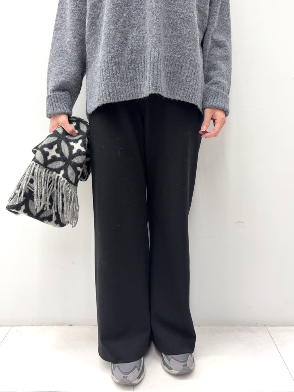 Nishijimaさんの「DRESSTERIOR｜【インナー使いに最適/しっとり暖かな吸湿発熱素材】タートルネックプルオーバー」を使ったコーディネート