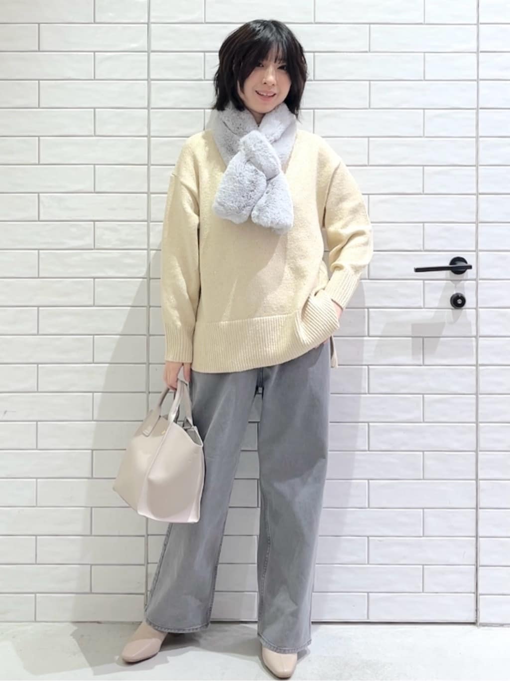 しおりさんの「OPAQUE.CLIP｜ヴィンテージカラーワイドストレートパンツ【洗濯機OK】」を使ったコーディネート
