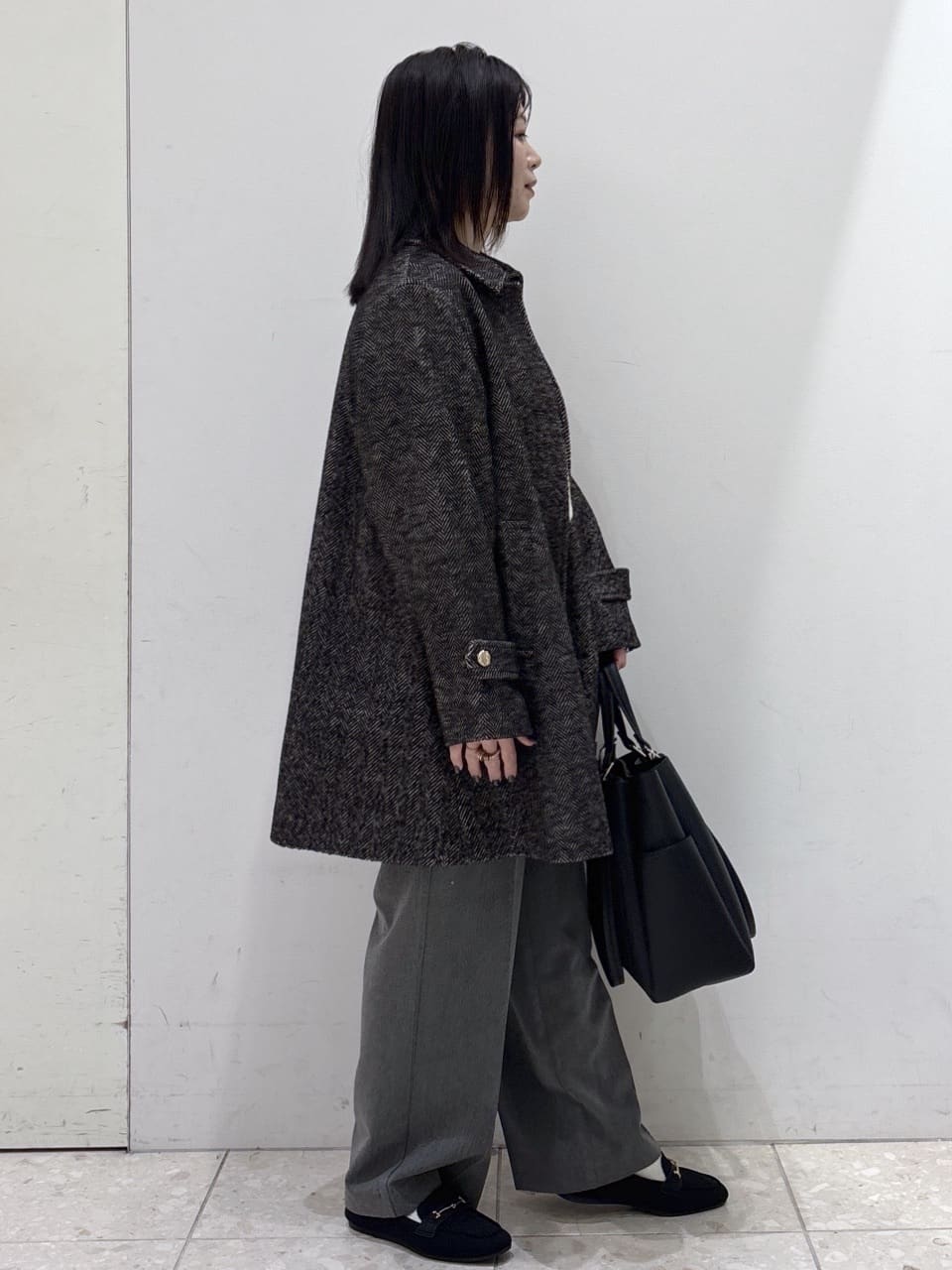 mameさんの「OPAQUE.CLIP｜ヘリンボーンステンカラーコート」を使ったコーディネート