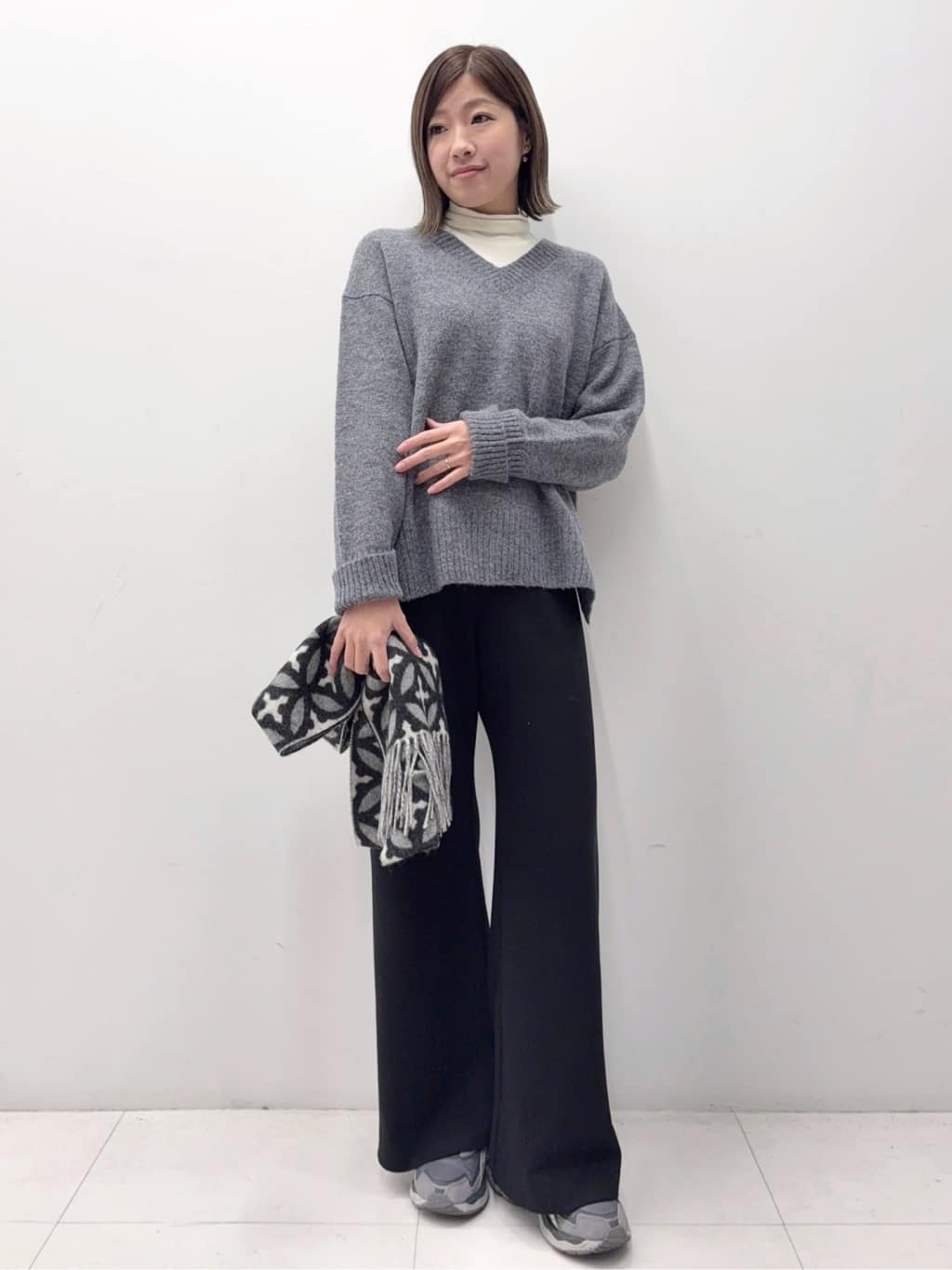 Nishijimaさんの「DRESSTERIOR｜【インナー使いに最適/しっとり暖かな吸湿発熱素材】タートルネックプルオーバー」を使ったコーディネート