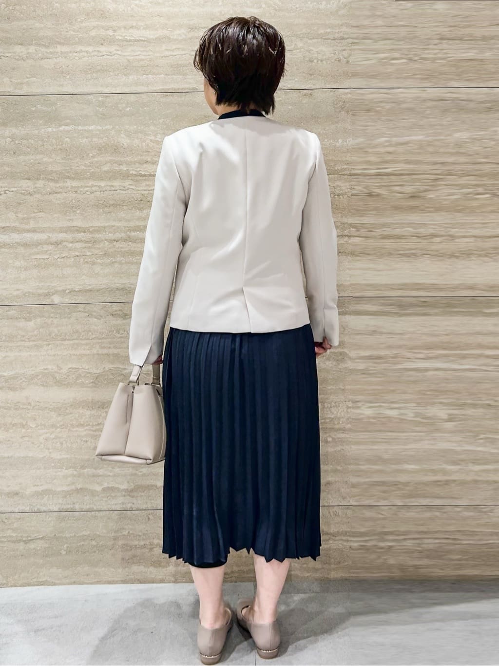 NAMIさんの「OPAQUE.CLIP｜《通勤／セットアップ対応》 パイピングVネックジャケット【洗濯機OK】」を使ったコーディネート