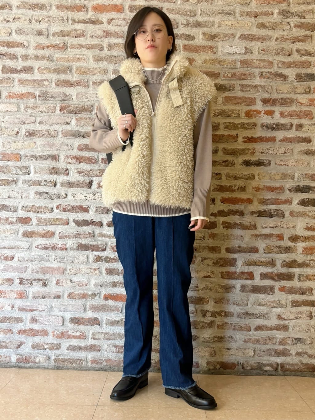 しばさんの「THE SHOP TK｜プラスするだけでこなれ見え ボアベスト」を使ったコーディネート