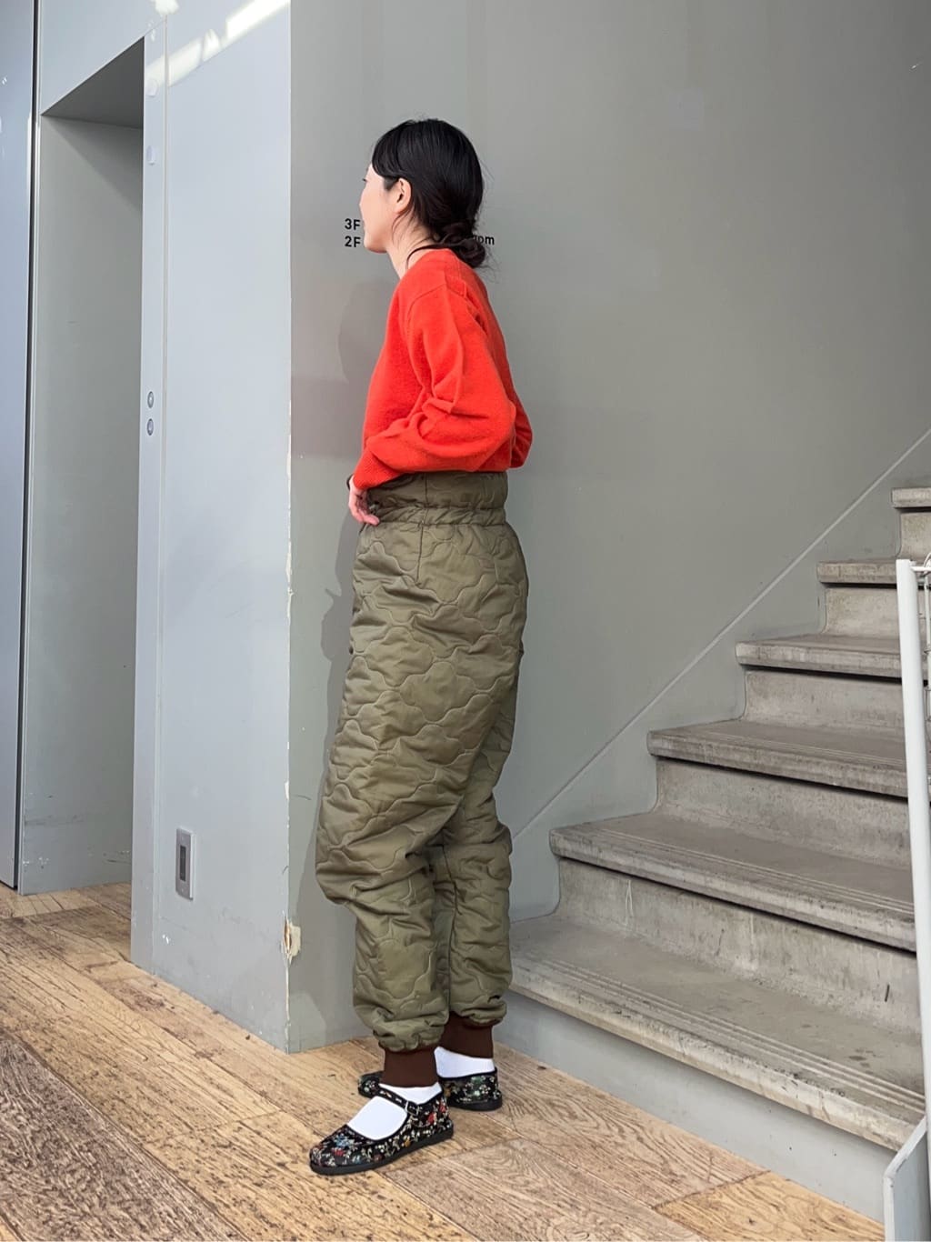 神野（jinno）さんの「TAKEO KIKUCHI｜【Air Palette Knit】ワンポイント カラーニット プルオーバー」を使ったコーディネート
