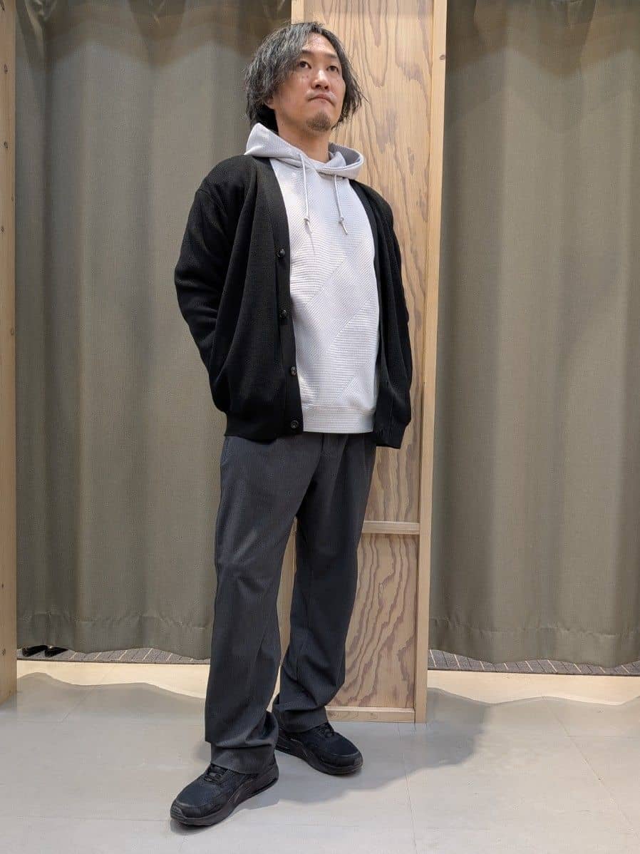 okcさんの「THE SHOP TK｜【季節の変わり目に最適】ニットカーディガン ドライタッチ／軽量」を使ったコーディネート