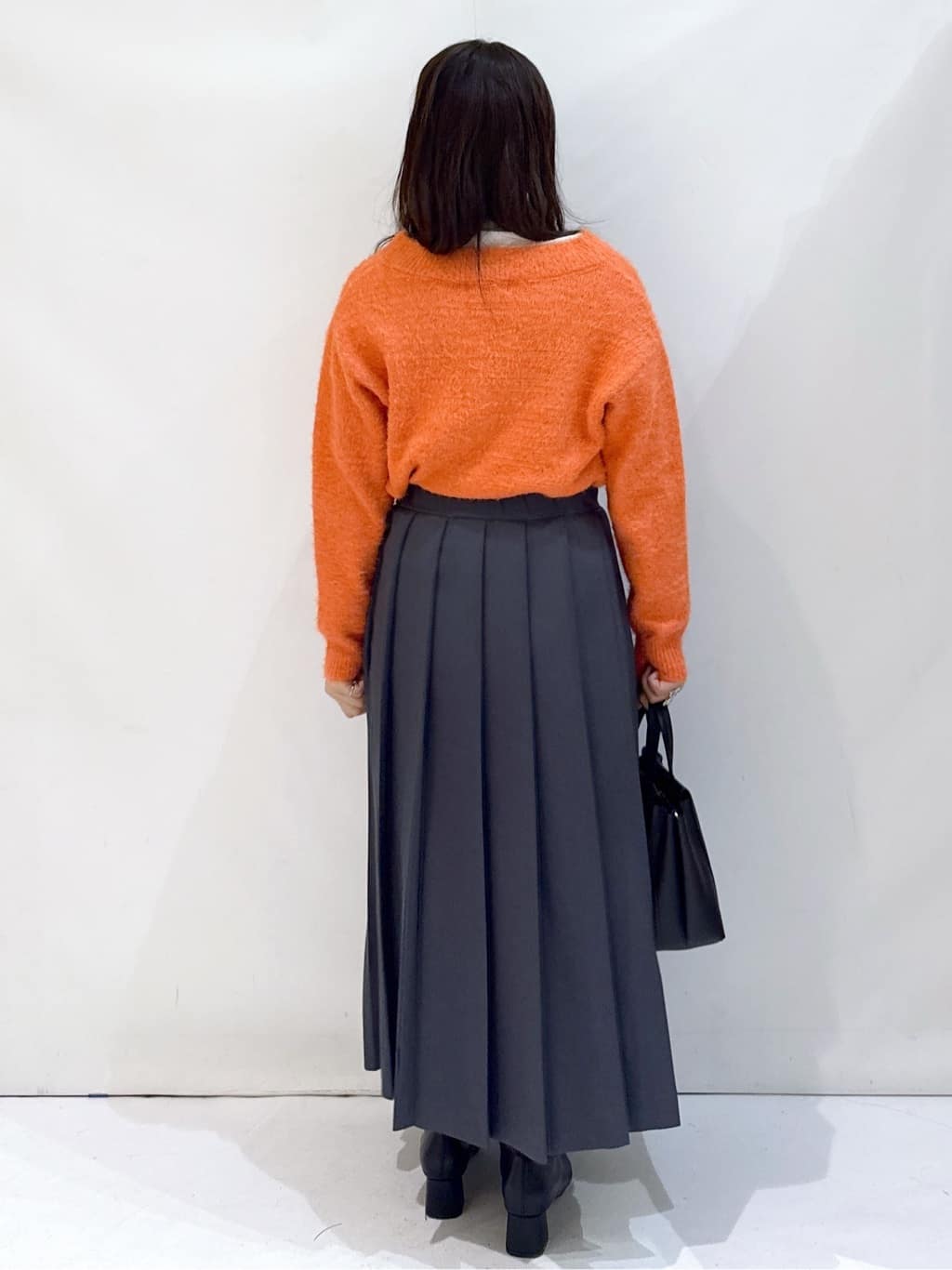 nakkoさんの「OPAQUE.CLIP｜スパンコールフェザーVネックニット【洗濯機OK】」を使ったコーディネート
