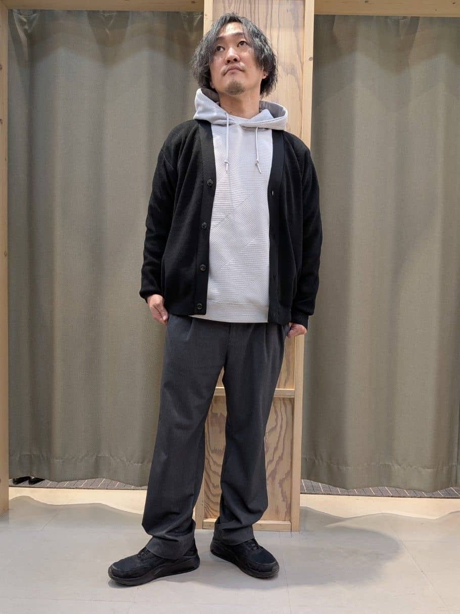 okcさんの「THE SHOP TK｜【季節の変わり目に最適】ニットカーディガン ドライタッチ／軽量」を使ったコーディネート