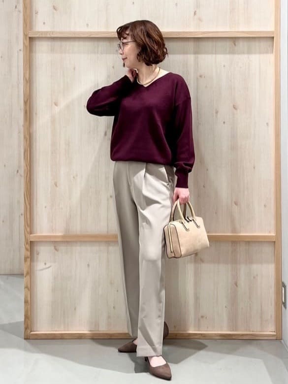 nakoさんの「THE SHOP TK｜【すっきりシルエットが叶う】大人のためのVネックニット/毛玉になりにくい/静電気防止/洗濯機OK」を使ったコーディネート