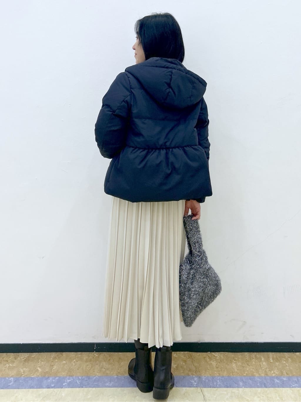 su.さんの「index｜ラメ混ファンシーケーブルVネックニット【洗濯機OK】」を使ったコーディネート