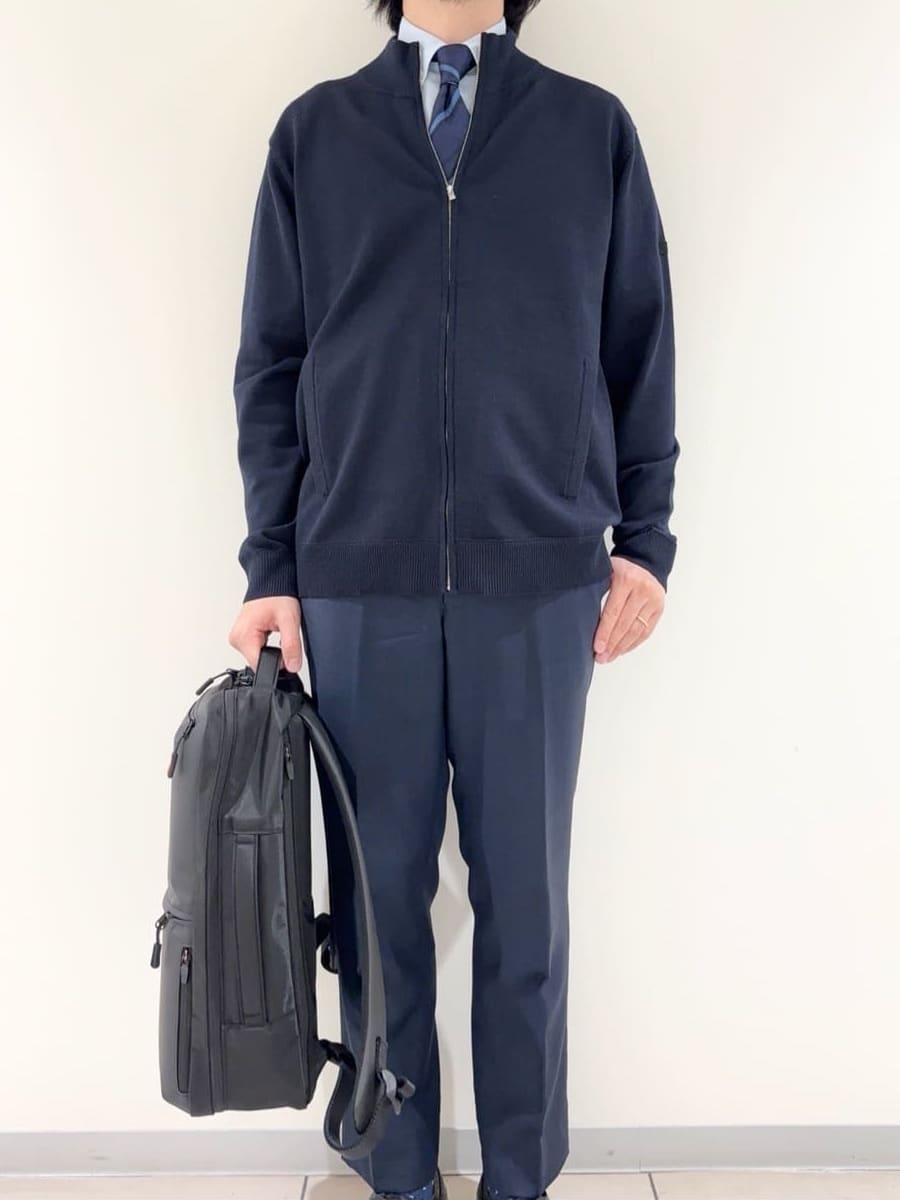 及川さんの「TAKEO KIKUCHI｜アンチピリング ジップアップ ニット」を使ったコーディネート