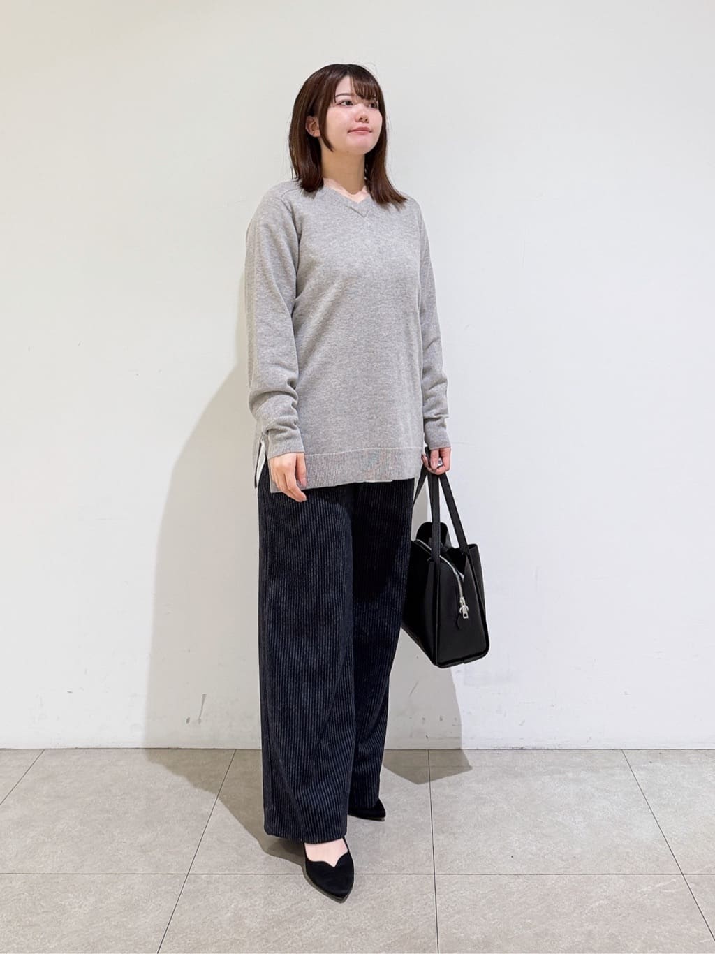emikaさんの「INDIVI｜【洗える／チュニック丈／カシミヤ混】スリットデザインVネックニット」を使ったコーディネート