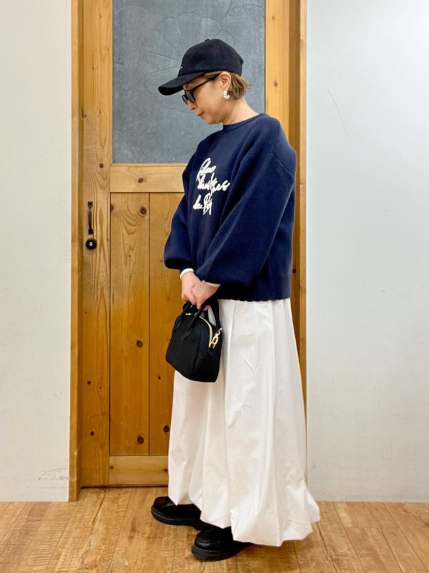 ゆみさんの「SHOO･LA･RUE｜【洗濯機可/S-LL】裾スカラップが差がつく コード刺繍ロゴニット」を使ったコーディネート