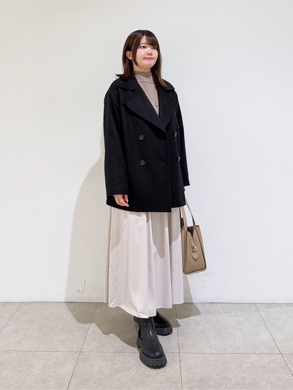 emikaさんの「INDIVI｜【軽やか／ゆったり】ウール混ショートトレンチコート」を使ったコーディネート