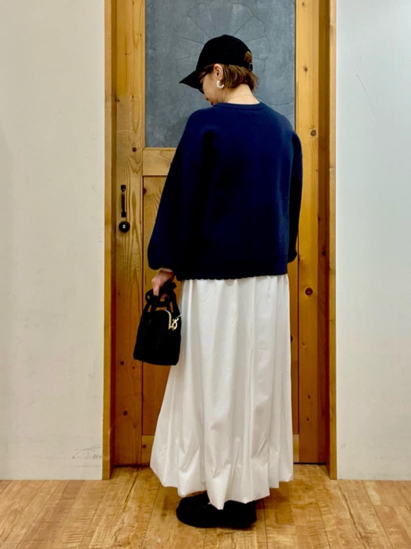 ゆみさんの「SHOO･LA･RUE｜【洗濯機可/S-LL】裾スカラップが差がつく コード刺繍ロゴニット」を使ったコーディネート