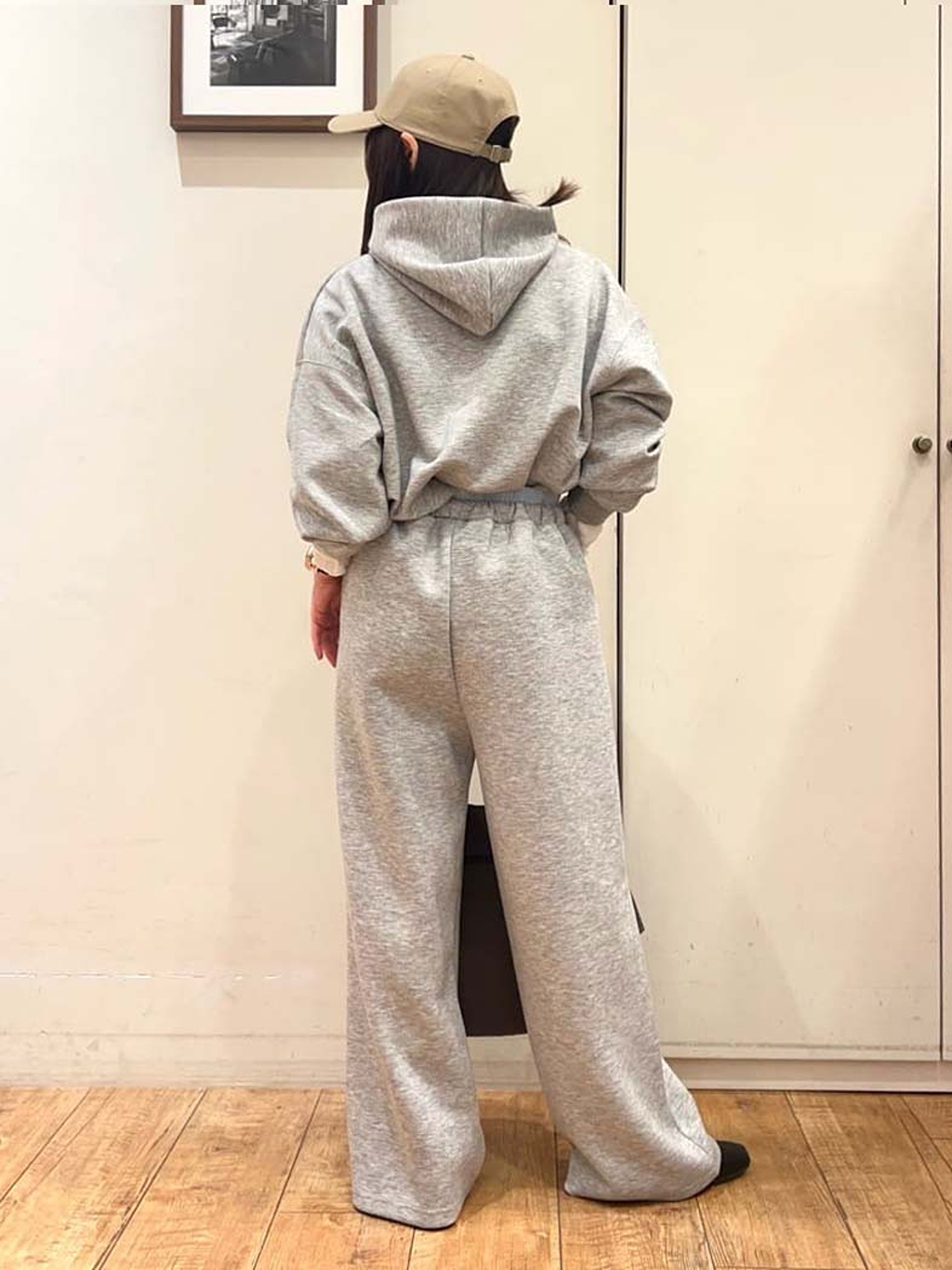 AIRIさんの「SHOO･LA･RUE｜【セットアップ可/S-LL/なめらかタッチ】選べる3柄 ロゴ入りプルパーカ」を使ったコーディネート