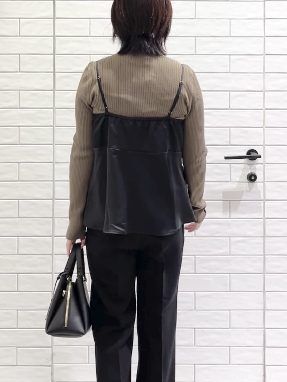 しおりさんの「OPAQUE.CLIP｜サテンキャミブラウス【洗濯機OK】」を使ったコーディネート