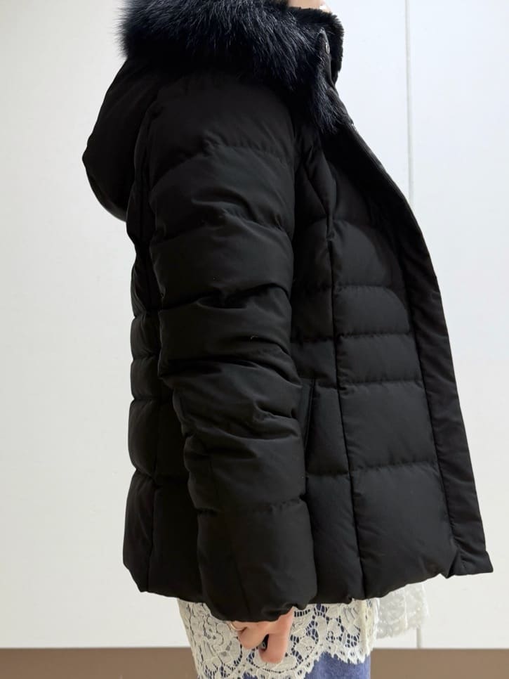 Rikoさんの「INDIVI｜【名品／撥水／抗菌防臭】ショート丈リサイクルダウンコート」を使ったコーディネート