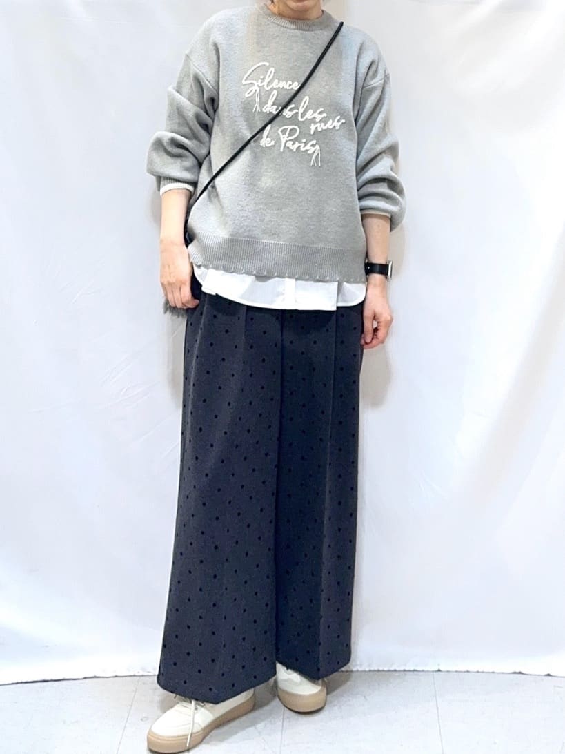 𝐇𝐢𝐫𝐨𝐦𝐢さんの「SHOO･LA･RUE｜【洗濯機可/S-LL】裾スカラップが差がつく コード刺繍ロゴニット」を使ったコーディネート