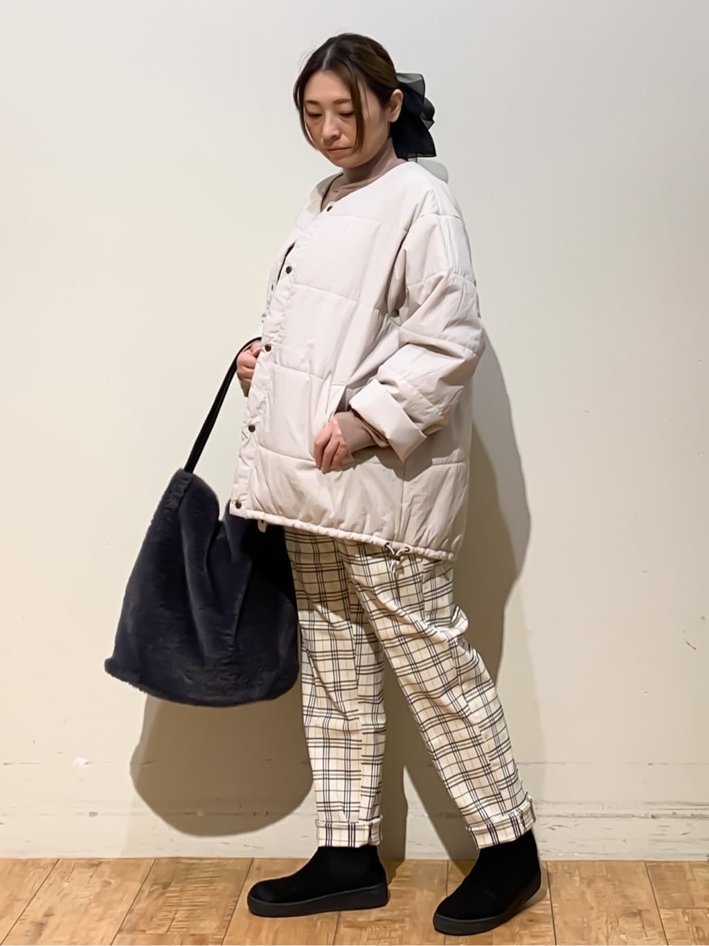 MEGさんの「SHOO･LA･RUE｜【2点セット/洗濯機可/S-LL】着回しがきく もちもちハイネックニット+裾シャツインナー」を使ったコーディネート