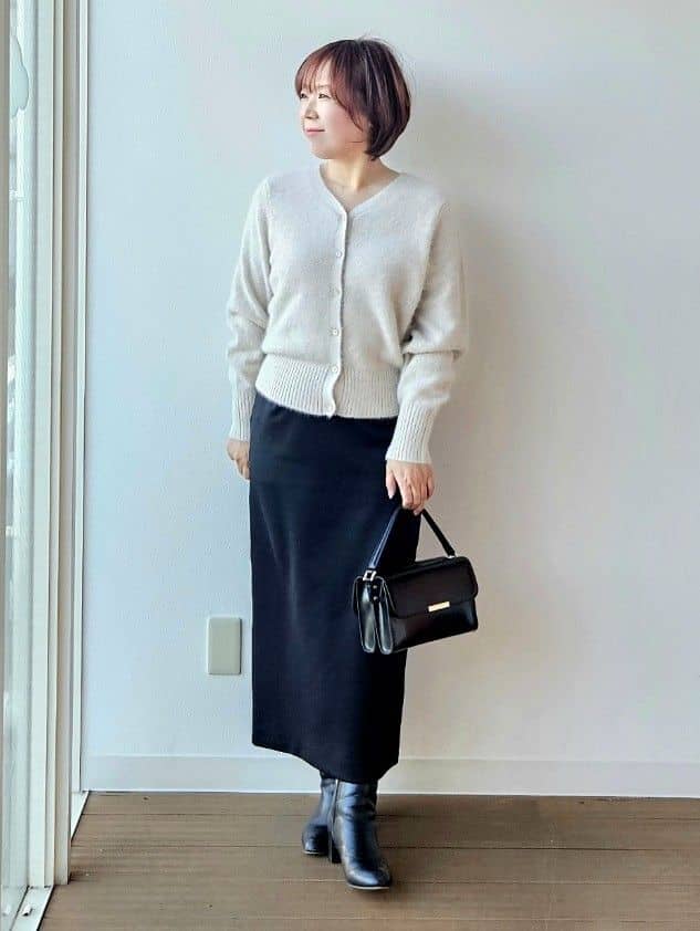 やじまさんの「UNTITLED｜【ふわふわニット/前後2WAY】フォックスカシミヤカーディガン」を使ったコーディネート