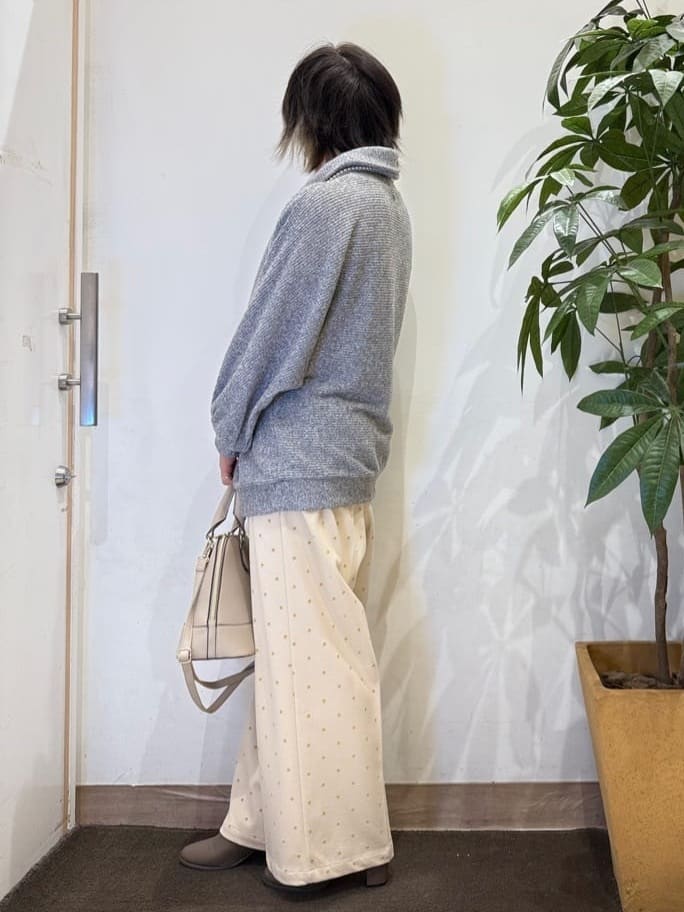 misakiさんの「SHOO･LA･RUE｜お顔周りをスッキリ見せるオフタートルリブドルマン」を使ったコーディネート
