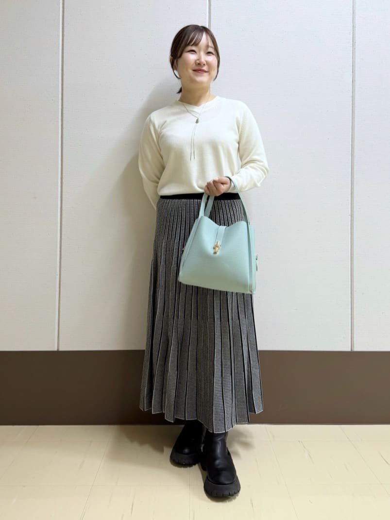 Rikoさんの「INDIVI｜【名品／撥水／抗菌防臭】ショート丈リサイクルダウンコート」を使ったコーディネート