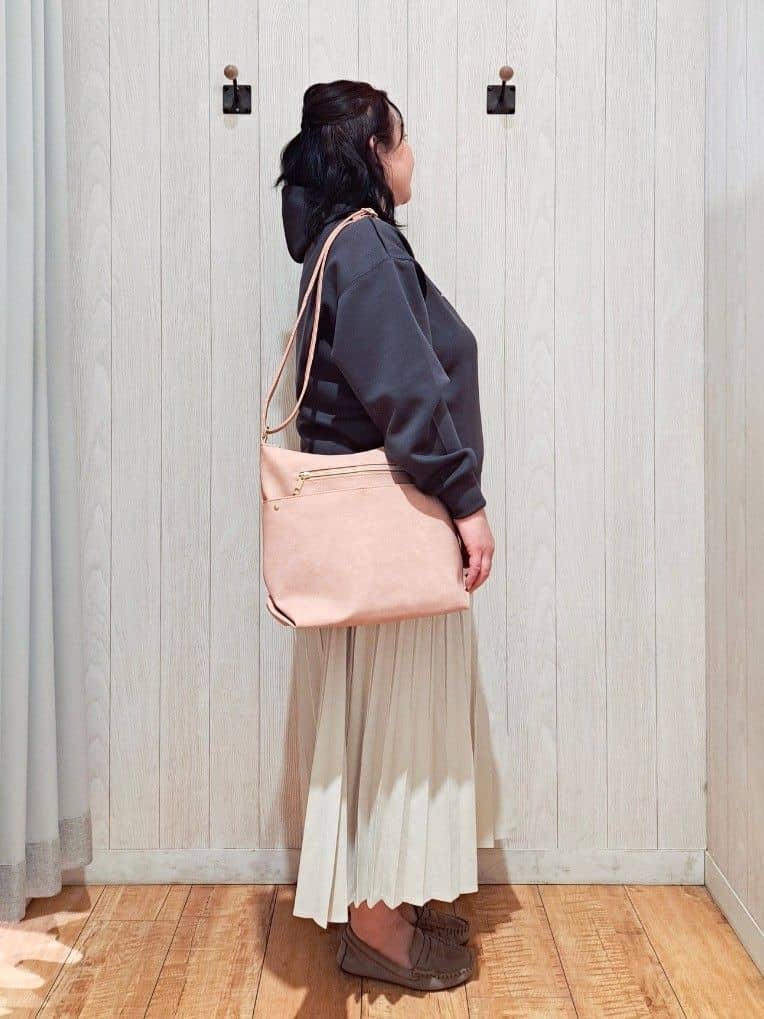 kotomiさんの「SHOO･LA･RUE｜【セットアップ可/S-LL/なめらかタッチ】選べる3柄 ロゴ入りプルパーカ」を使ったコーディネート
