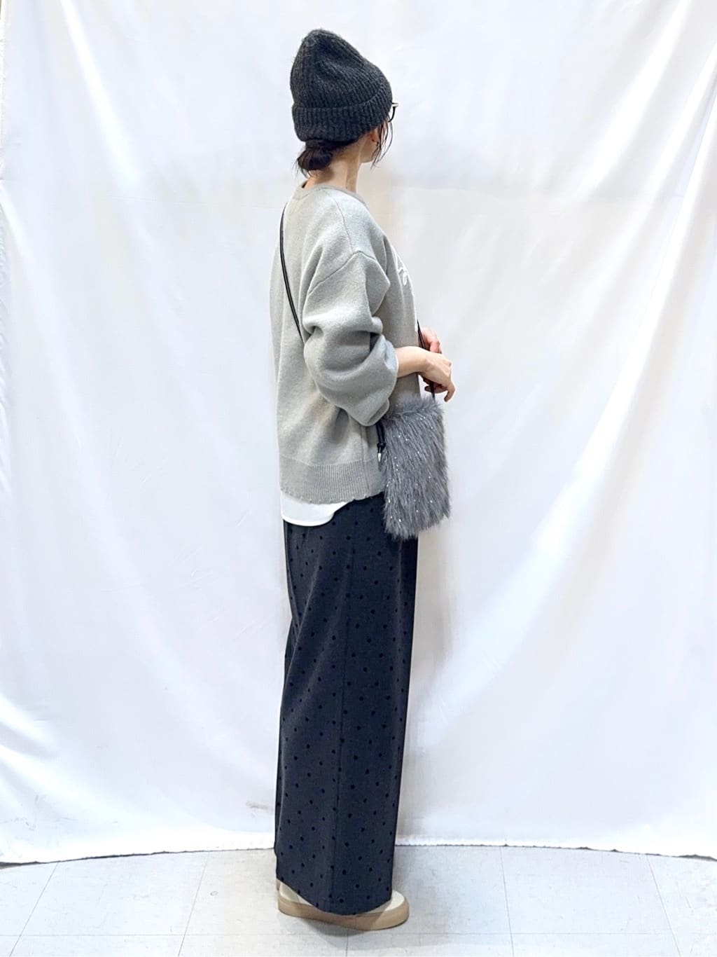 𝐇𝐢𝐫𝐨𝐦𝐢さんの「SHOO･LA･RUE｜【洗濯機可/S-LL】裾スカラップが差がつく コード刺繍ロゴニット」を使ったコーディネート