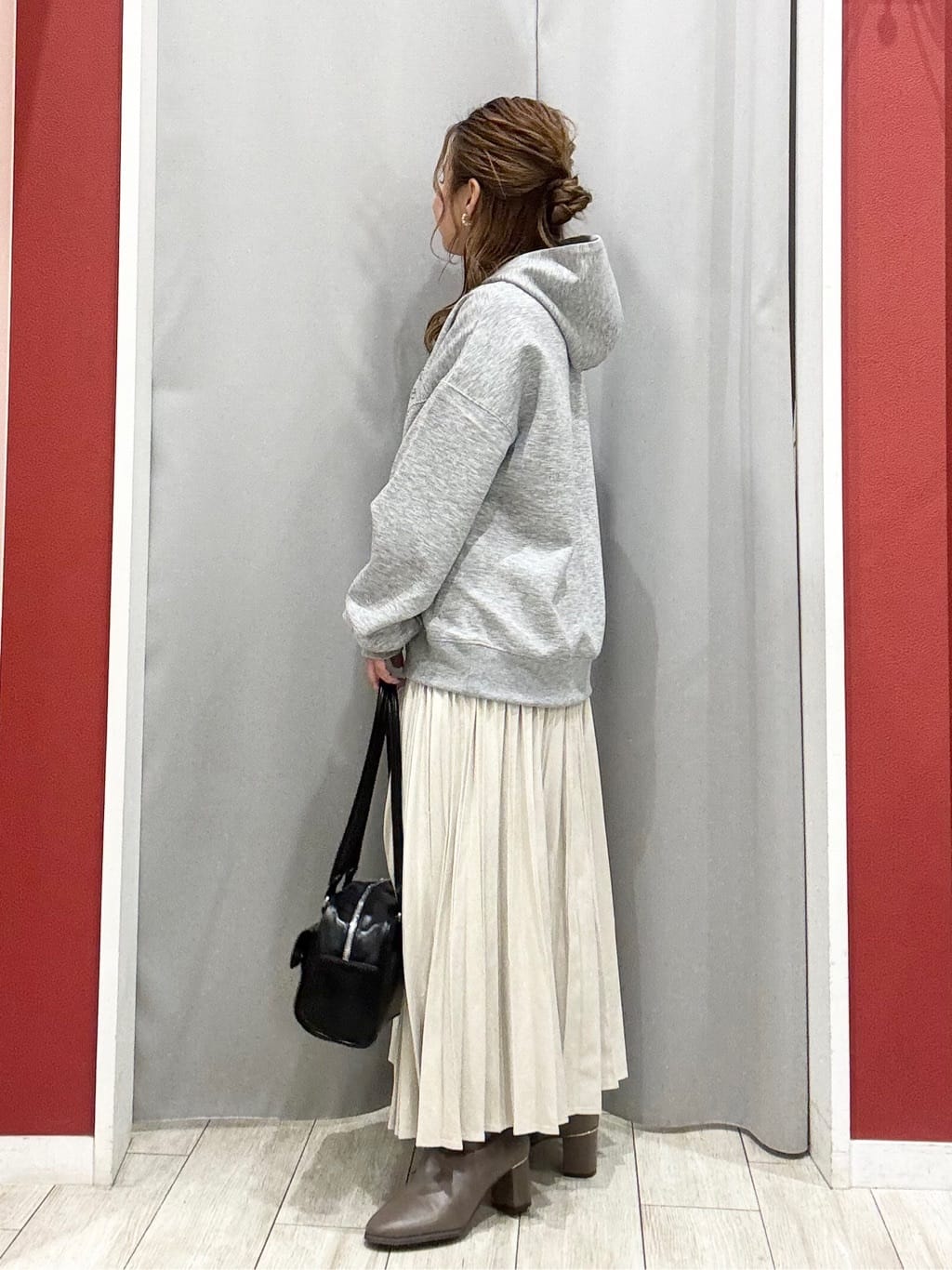 shioさんの「SHOO･LA･RUE｜【セットアップ可/S-LL/なめらかタッチ】選べる3柄 ロゴ入りプルパーカ」を使ったコーディネート